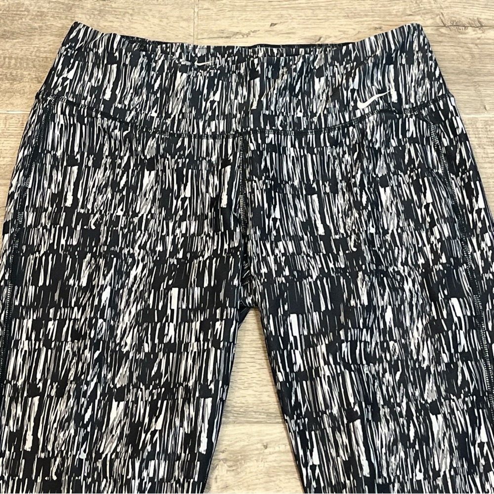Nike Women’s Power Poly Screen Printed Capri Crop Legging Pant Size Medium Black